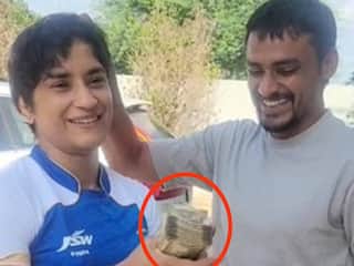 WATCH: विनेश फोगाट ने भाई हरेंद्र फोगाट को बांधी राखी, बदले में मिली नोटों की गड्डी- VIDEO वायरल