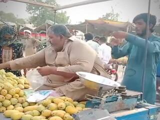 Chor Ka Video: दुकानदार को खड़े-खड़े लूट गया शातिर चोर, फल और पैसा दोनों ले भागा | देखें वीडियो