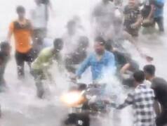 Viral Video: बाइक पर बैठी महिला से मनचलों ने की बदसलूकी, खूब वायरल हो रहा लखनऊ का ये वीडियो