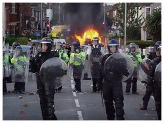 ब्रिटेन में नहीं थम रही दंगों की आग, अब तक 1000 से ज्यादा गिरफ्तार, चपेट में आए कई शहर