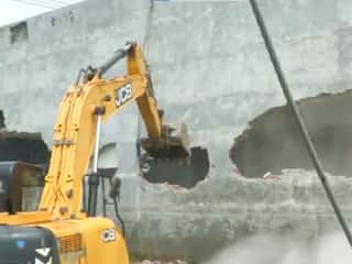 बलात्कार के आरोपी सपा नेता पर CM योगी का 'बुलडोजर' एक्शन, गिराया अवैध कॉम्प्लेक्स