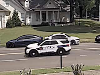 Chor Ka Video: ऐसा शातिर चोर नहीं देखा होगा कभी, पुलिस को ही घुमाकर निकल गया | देखें वीडियो