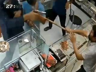 Robbery Ka Video: बंदूक लेकर जूलरी शॉप को लूटने पहुंचे थे डकैत, मगर जौहरी ने डंडे से पीटकर भगा दिया | देखें वीडियो