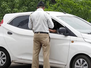 नोएडा पुलिस का अनोखा कारनामा! कार के अंदर हेलमेट नहीं पहनने पर काटा चालान