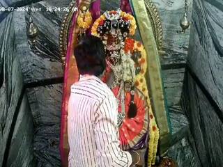 Chor Ka Video: मंदिर में पहले पूजा करने लगा चोर, फिर मौका मिलते ही उड़ा लिए गहने | देखें वीडियो