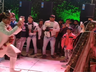 Dulha Dulhan Ka Video: पहले शरमाया फिर ब्रेक डांस करने लगा दूल्हा, देखकर दुल्हन के भी होश उड़ गए | देखें वीडियो