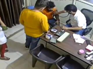 Viral Video: चेकअप के दौरान मरीज की हार्ट अटैक से मौत, सीसीटीवी में कैद हुई घटना | देखें वीडियो