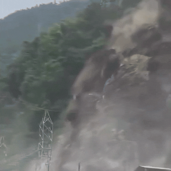 सिक्किम के तीस्ता डैम पावर स्टेशन पर गिरा पहाड़ का बड़ा हिस्सा, भूस्खलन का खौफनाक वीडियो हुआ Viral