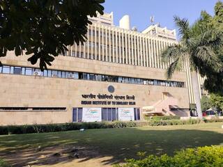 IIT दिल्ली ने घटाए न्यूनतम पासिंग मार्क्स, सिर्फ 4 CGPA से हो सकेंगे पास, प्लेसमेंट में गिरावट