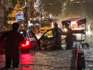 दिल्ली-NCR में भारी बारिश से 5 लोगों की मौत, स्कूल बंद- सड़कों पर भरा पानी