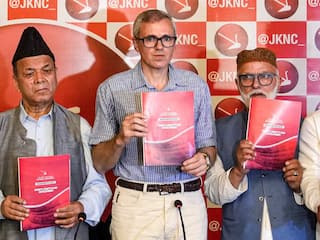 370 की बहाली, मुफ्त बिजली और सिलेंडर... उमर अब्दुल्ला ने जारी किया NC का घोषणापत्र, 12 गारंटियों का वादा