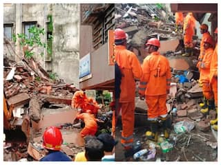 वाराणसी में 2 मकान ढहने से हड़कंप;  रेस्क्यू ऑपरेशन करके बचाए गए 8 लोग, 1 की मौत