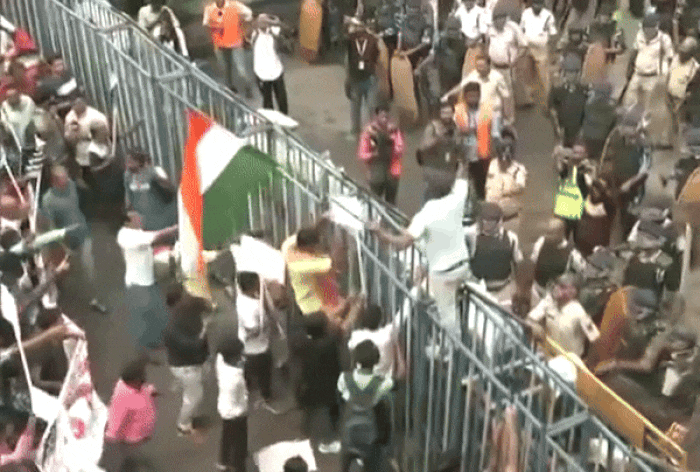 Nabanna Abhiyan: Watch Protestors Clash With Police, Climb Atop Barricades To Reach Bengal Secretariat