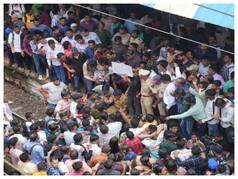 बदलापुर में 4 साल की मासूम बच्चियों के साथ घिनौनी हरकत के बाद लोगों का गुस्सा फूटा | देखें तस्वीरें
