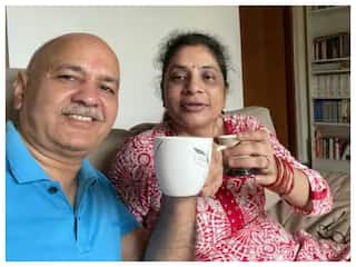 'आजादी की सुबह की पहली चाय...', जेल से बाहर आने पर मनीष सिसोदिया ने की पत्नी साथ फोटो शेयर