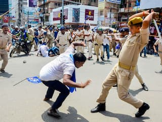 SDM 'Lathi Charged' By Junior Cop In Patna Amid Bharat Bandh In Bihar; VIDEO Viral