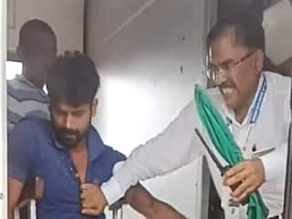 Train Ka Video: दिव्यांग यात्री से बदसलूकी करता दिखा ट्रेन का गार्ड, धक्का देकर उतारने भी लगा | देखें वीडियो