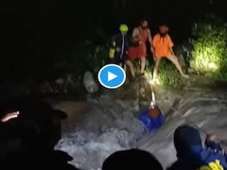 बदरीनाथ के पास बरसाती नाले में फंस गए थे साधु, SDRF ने रेस्क्यू कर ऐसे निकाला; VIDEO देखिये