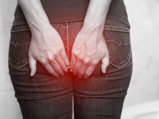 महिलाओं में पाइल्स होने पर दिखते हैं ये लक्षण, भूलकर भी न करें नजरअंदाज