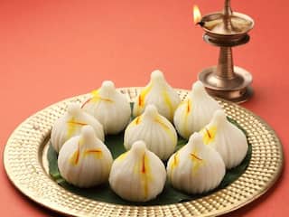 Ganesh Chaturthi 2024 Bhog: बप्पा को लगाएं उनके प्रिय मोदक का भोग, जानें बनाने की आसान रेसिपी