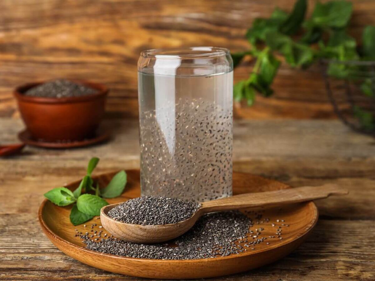 Soaked Chia Seeds vs Raw Chia Seeds Benefits | कच्चा या भिगोकर, कैसे खा सकते हैं चिया सीड्स? जानें इसके फायदे