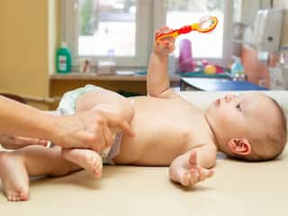 बच्चे को खड़े होने या चलने में होती है दिक्कत? बढ़ सकता है राइट साइड हेमिपरेसिस का खतरा