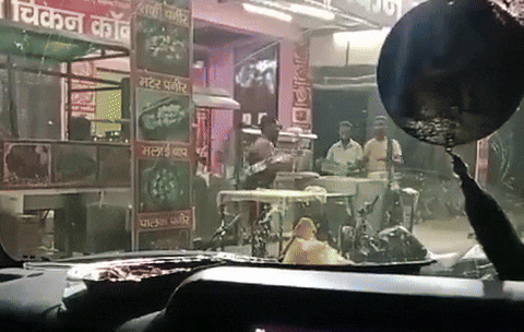 Viral Video: थूक लगाकर रोटी सेंकते हुए कैमरे में कैद हुआ होटल का कर्मचारी । देखें वीडियो