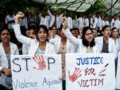 बंगाल सरकार ने प्रदर्शनकारी डॉक्टरों को दिया बातचीत का 'आखिरी मौका', CM आवास पर बुलाया