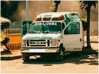 मानवता शर्मसार! एंबुलेंस में पीछे मौत से जूझ रहा था पति, आगे सीट पर बैठी पत्नी से होती रही रेप की कोशिश