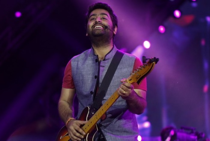 बीच कॉन्सर्ट में फैन ने Arijit Singh से की ऐसी डिमांड, सिंगर बोले- 'यह सही जगह नहीं...'