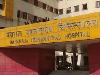 इंदौर के अस्पताल में महिला डॉक्टर से बदसलूकी: नशे में धुत शख्स ने की कमरे में घुसने की कोशिश