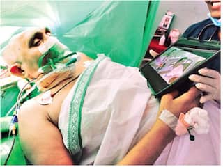 डॉक्टर कर रहा था ब्रेन सर्जरी, Jr. NTR का फैन निकला मरीज; फिल्म देखते-देखते करवा लिया पूरा ऑपरेशन