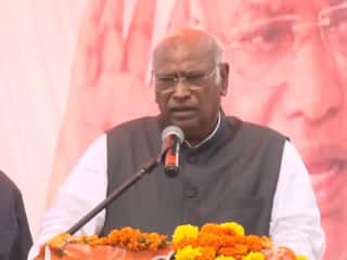 Video : स्टेज पर लड़खड़ाए मल्लिकार्जुन खड़गे, भाषण देते हुए अचानक बिगड़ी तबीयत; गिरने से ठीक पहले...