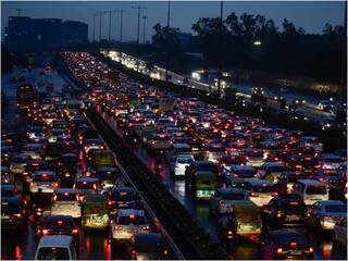 बारिश ने धीमी की दिल्ली की रफ्तार, सड़कों पर रेंगती नजर आई गाड़ियां, इन रास्तों पर जाने से बचें