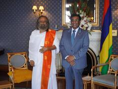 Gurudev Sri Sri Ravi Shankar Meets Mauritius PM Roopun, Discusses Wide Range of Issues