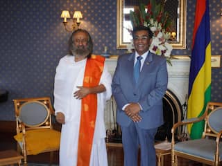 Gurudev Sri Sri Ravi Shankar Meets Mauritius PM Roopun, Discusses Wide Range of Issues