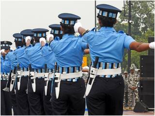 'कमरे में बुलाया और...', IAF की महिला अधिकारी ने विंग कमांडर पर लगाए गंभीर आरोप, FIR में कई चौंकाने वाले खुलासे