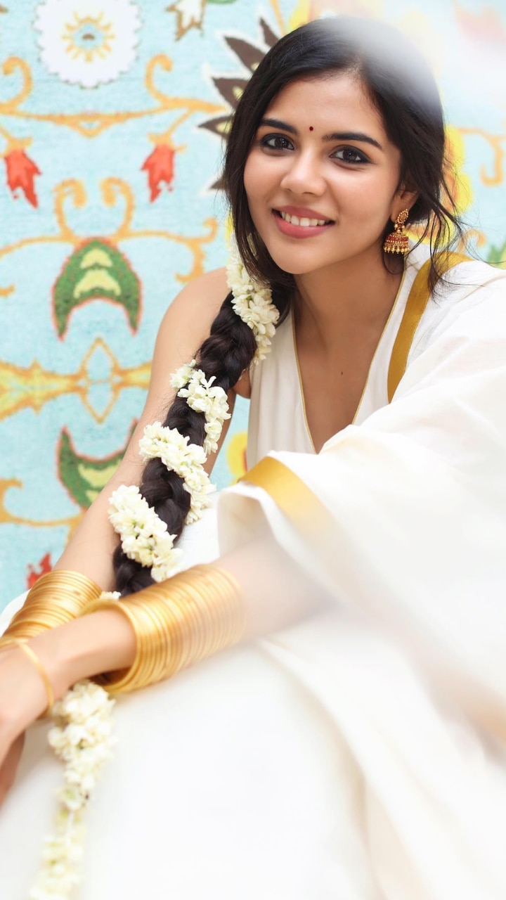 9 Stunning White and Golden Sarees by Kalyani Priyadarshan for Onam