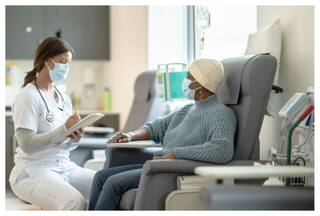 क्या सिर्फ कीमोथेरेपी से किया जा सकता है कैंसर का इलाज? आइए डॉक्टर से जानते हैं