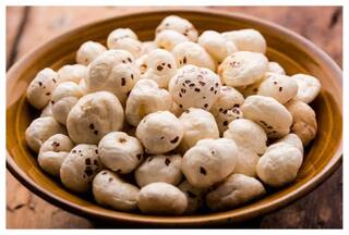 इन 3 ट्रिक्स की मदद से बिना तेल और घी के फ्राई करें मखाने, खाने में भी होंगे हेल्दी