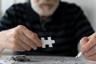 Alzheimer's Day: How to detect this neurological disorder? 5 Warning symptoms to look out