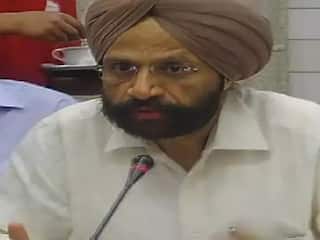 Rs 1 crore cash, Rs 190000000 jewellery seized by ED from ex-IAS, Noida Authority CEO's home