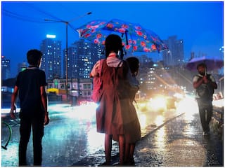 Mumbai Rain Alert: मुंबई में भारी बारिश का ‘रेड अलर्ट’, स्कूल-कॉलेजों की छुट्टी, लोगों से घरों में रहने की अपील