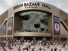 मॉल खुला और लूट लिया, भिखमंगे पाकिस्तान में अवाम आटा-दाल-चावल लेकर भागी