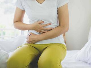 Colon Cancer क्या है? एनीमिया से लेकर बुखार तक हो सकते हैं असामान्य लक्षण