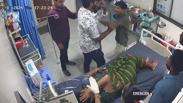 अस्पताल के बाहर चप्पल उतारने को कहा तो भड़क गए मरीज के परिजन, कर दी डॉक्टर की पिटाई; CCTV में कैद हुई घटना