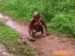 शर्मनाक! पेंशन के लिए 2 KM रेंगते हुए पंचायत ऑफिस पहुंची 70 साल की विकलांग महिला, अधिकारियों के बुलावे के आगे थीं मजबूर