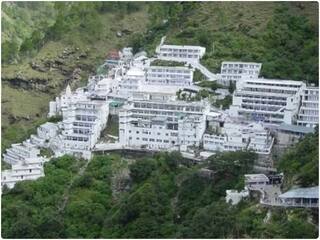 भारी बारिश के बीच वैष्णो देवी मार्ग पर लैंडस्लाइड, 2 श्रद्धालु की मौत; 2 घायल | VIDEO