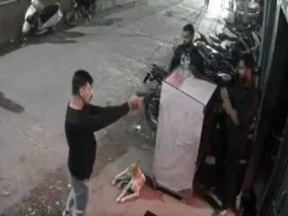 दिल्ली में क्लब के बाहर ताबड़तोड़-फायरिंग, बेखौफ बदमाशों ने पिस्टल तान बाउंसरों को घुटनों पर बैठाया