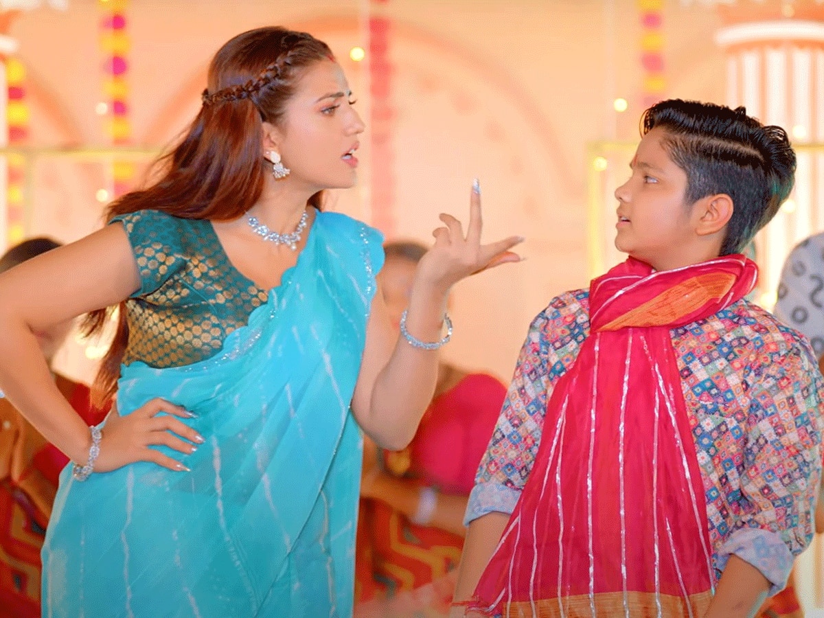 अक्षरा सिंह- आर्यन बाबू का देवी गीत 'देवर साथे दर्शन माई के' रिलीज़, नवरात्रि को पावन बना देगा